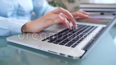 女办公室工作人员在键盘上打字，工作时要交税